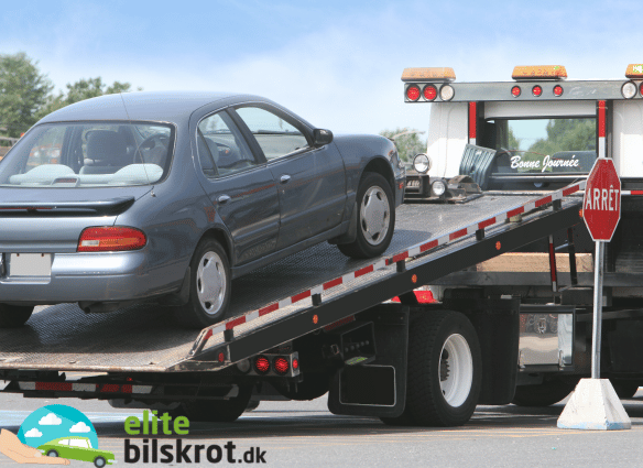 Chauffør fra Elitebilskrot afhenter skrotbil direkte fra kundens adresse med professionel service og gratis transport.